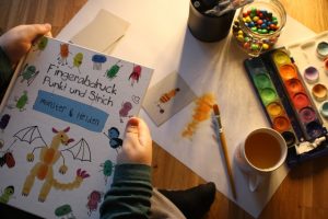 Einfache Kinderbeschäftigung | Fingerabdruck Figuren gestalten | Kati Make It!
