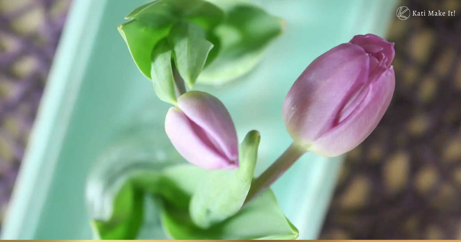 Frühlings-Deko einfach selber basteln: Tablett für Blumen-Deko mit selbstgemachter Kreidefarbe upcyceln und dekorieren.