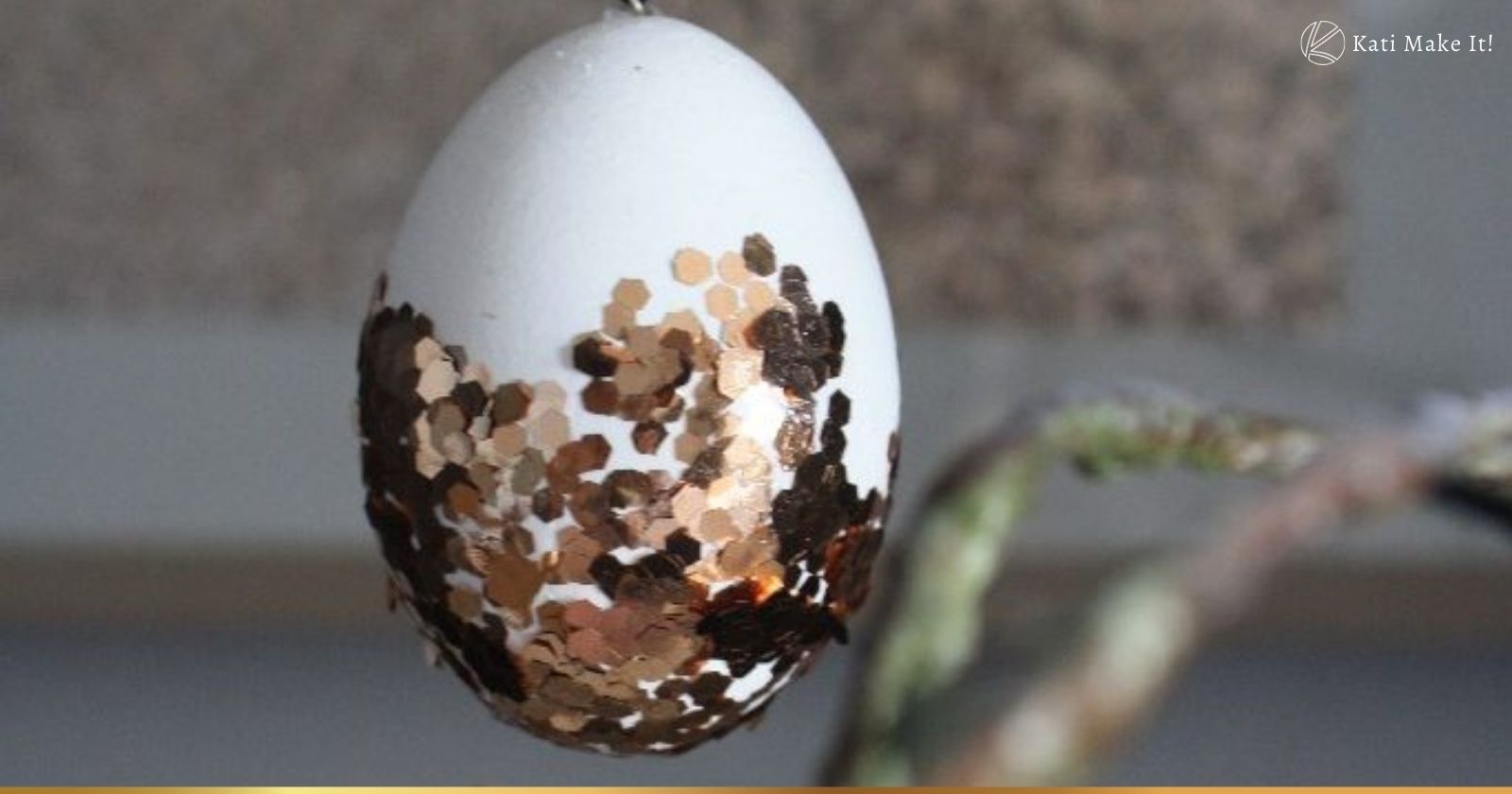 Glanz und Glamour zu Ostern? DIY Anleitung für Ostereier die auffallen im Osternest. Ostereier einfach selber machen mit Glitzer.