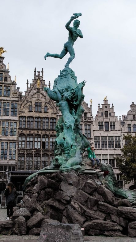 Markplatz mit Brunnen in Antwerpen