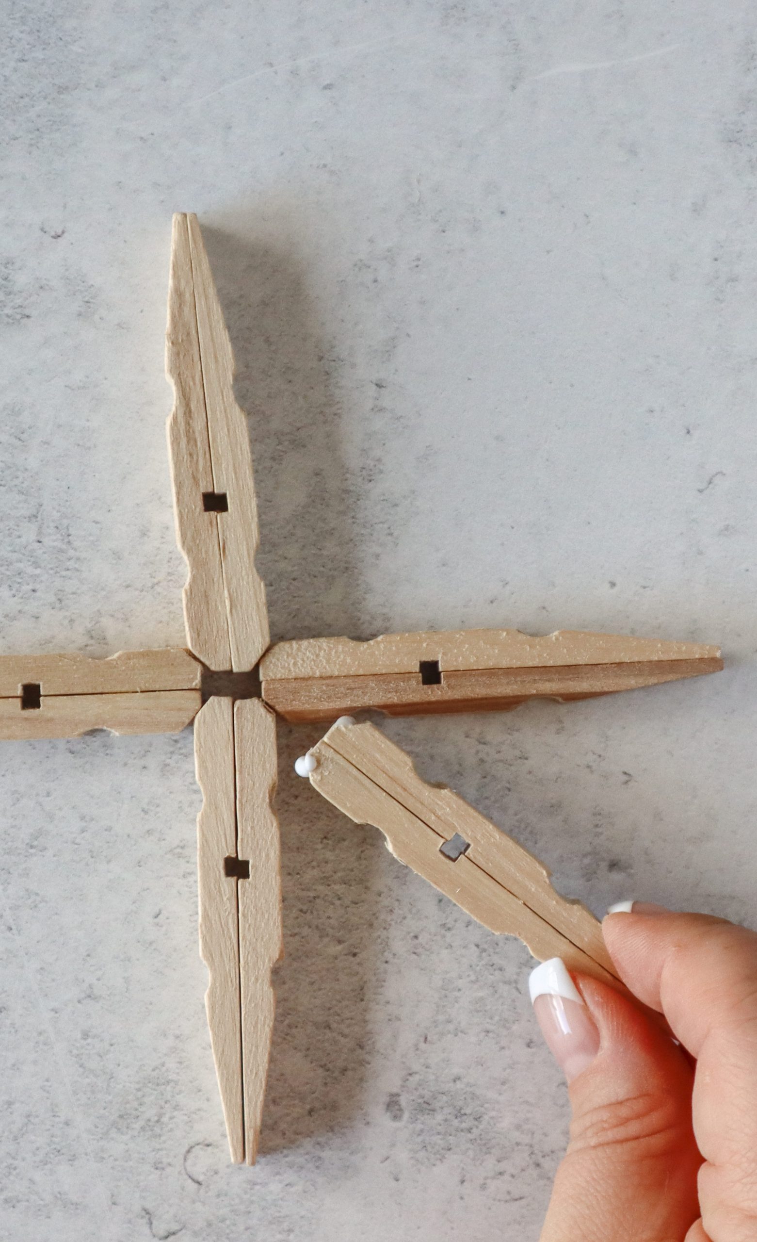 DIY Weihnachtssterne aus Holz-Wäscheklammern | Kati Make It!