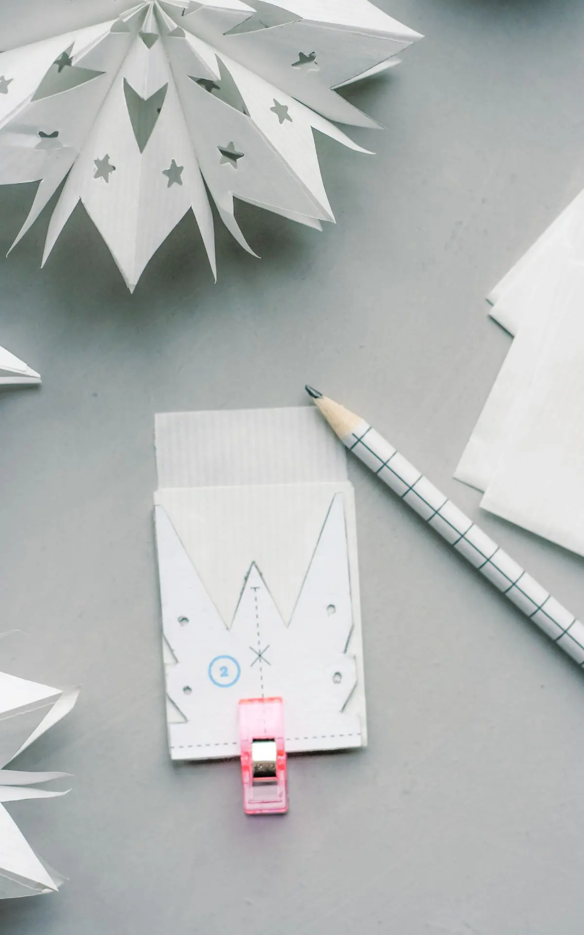 Sterne aus Papiertten basteln: Einfache Anleitung fr  Mini-Papierttensterne