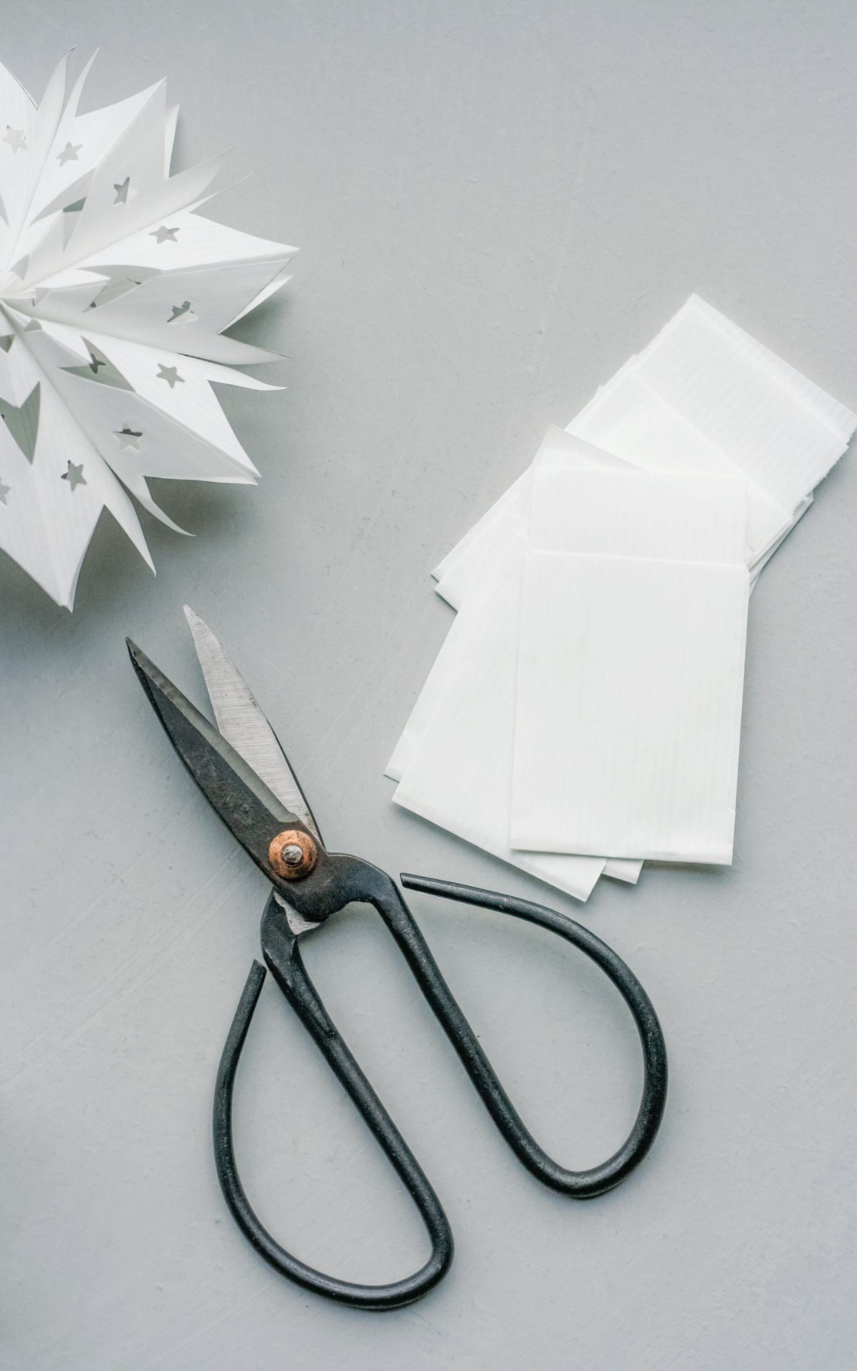 Sterne aus Papiertüten einfach selber machen - So gelingen Papiertütensterne selbst Kindern ganz leicht. Hier findest du die DIY Anleitung inkl. Vorlagen für die ultraschnelle Weihnachtsdeko.