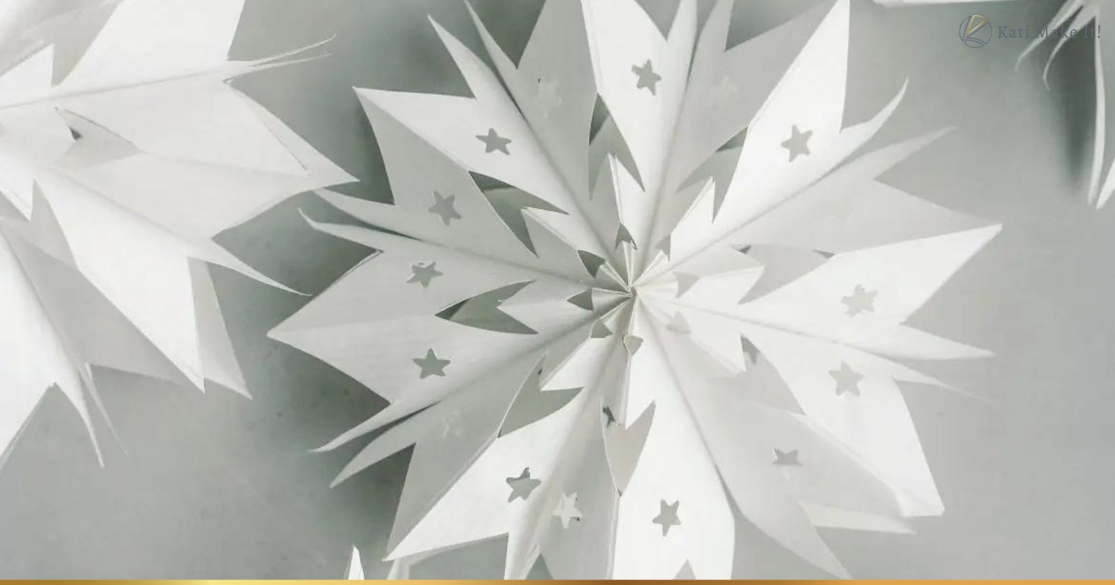 Sterne aus Papiertüten einfach selber machen - So gelingen Papiertütensterne selbst Kindern ganz leicht. Hier findest du die DIY Anleitung inkl. Vorlagen für die ultraschnelle Weihnachtsdeko.