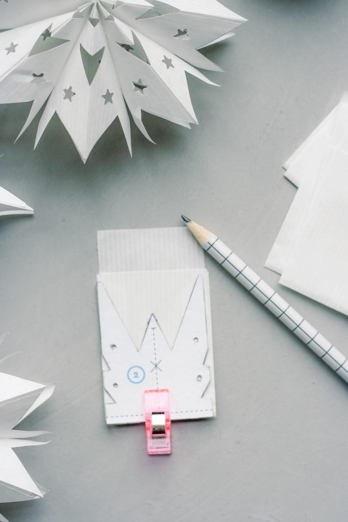 Mini-Sterne aus Papiertüten basteln - DIY Anleitung für deine Weihnachtsdeko inkl. Vorlage zum Ausdrucken - Kati Make It!