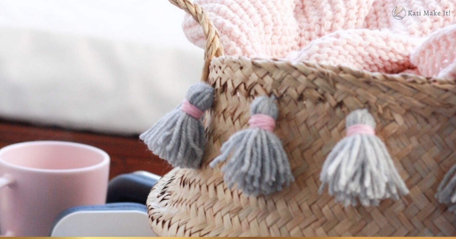 Gestalte ein Unikat mit bunten Quasten und Pompons aus Wolle für deinem Ikea Seegraskorb FLADIS. Ich zeige dir Tipps und Ticks in meiner DIY Anleitung.