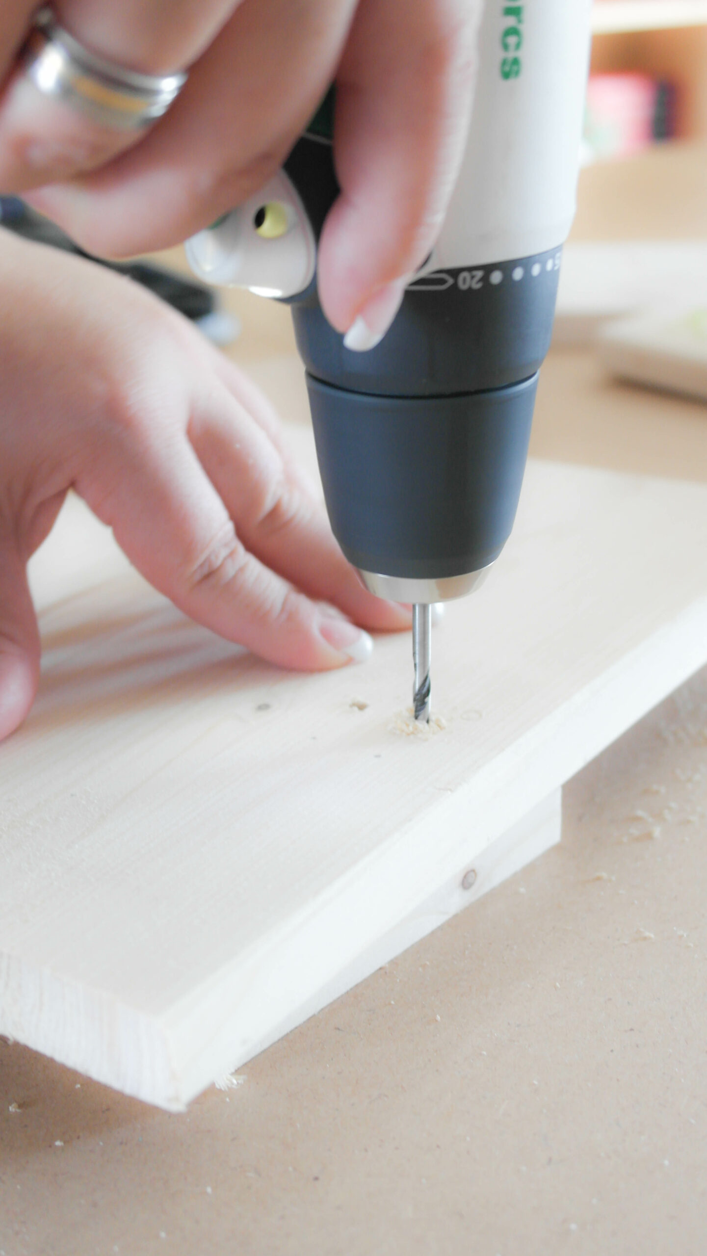 Löcher können einfach mit einem Akkubohrer in das weiche Holz gebohrt werden