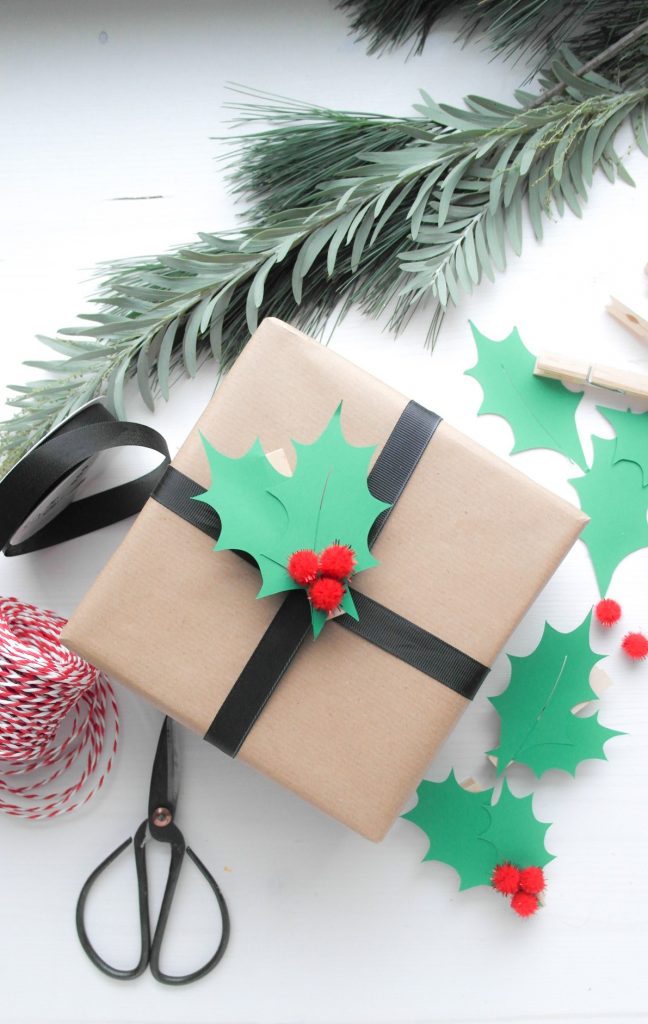 Geschenk verpackt mit Geschenkanhänger aus Wäscheklammer