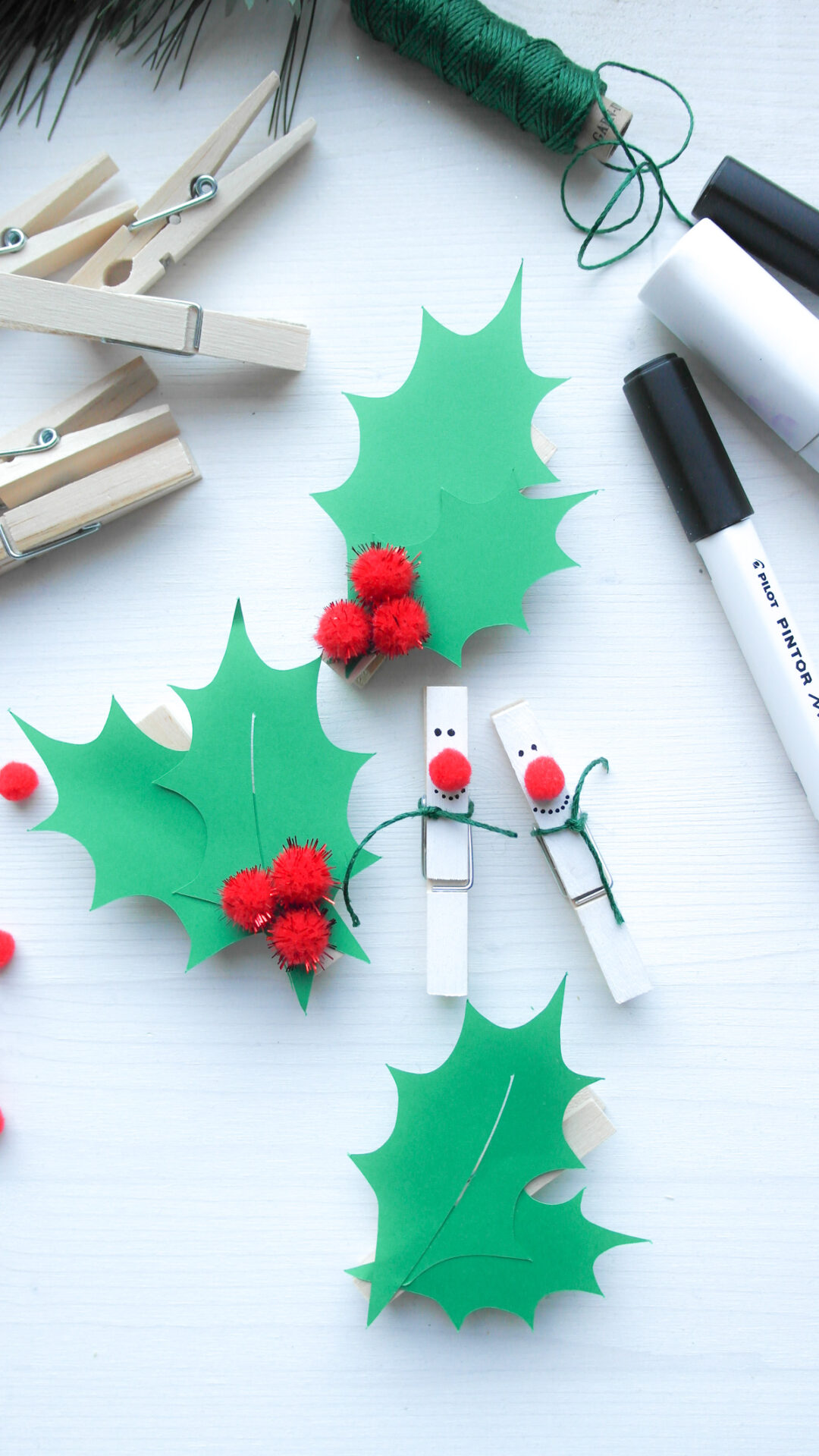 Wäscheklammer als Schneemann und Stechpalmenblatt in grün aus Papier