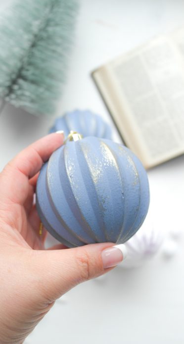 bemalte Weihnachtskugel in graublau mit Goldschimmer