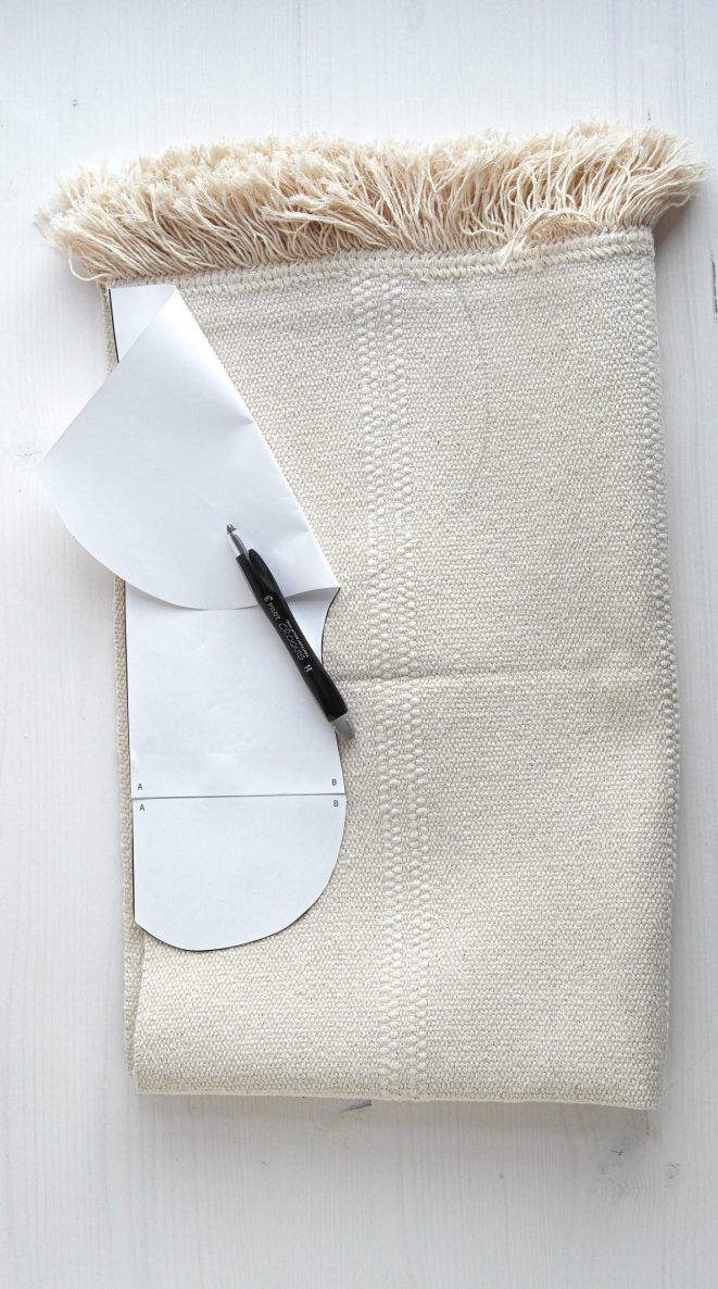DIY-Ikea-Hack-Teppich-SORTSÖ-mit-graphischen-Mustern-Katimakeit Papier-Vorlage (Muster) auf den Teppich Sortsö übertragen