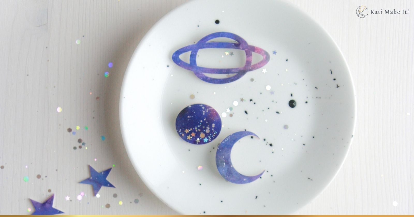 Tolle Beschäftigung & Bastelidee für Kinder: Weltraum-Anstecker (Sterne, Mond & Planeten) aus Schrumpffolie einfach selber machen mit (Plotter-)Vorlage.