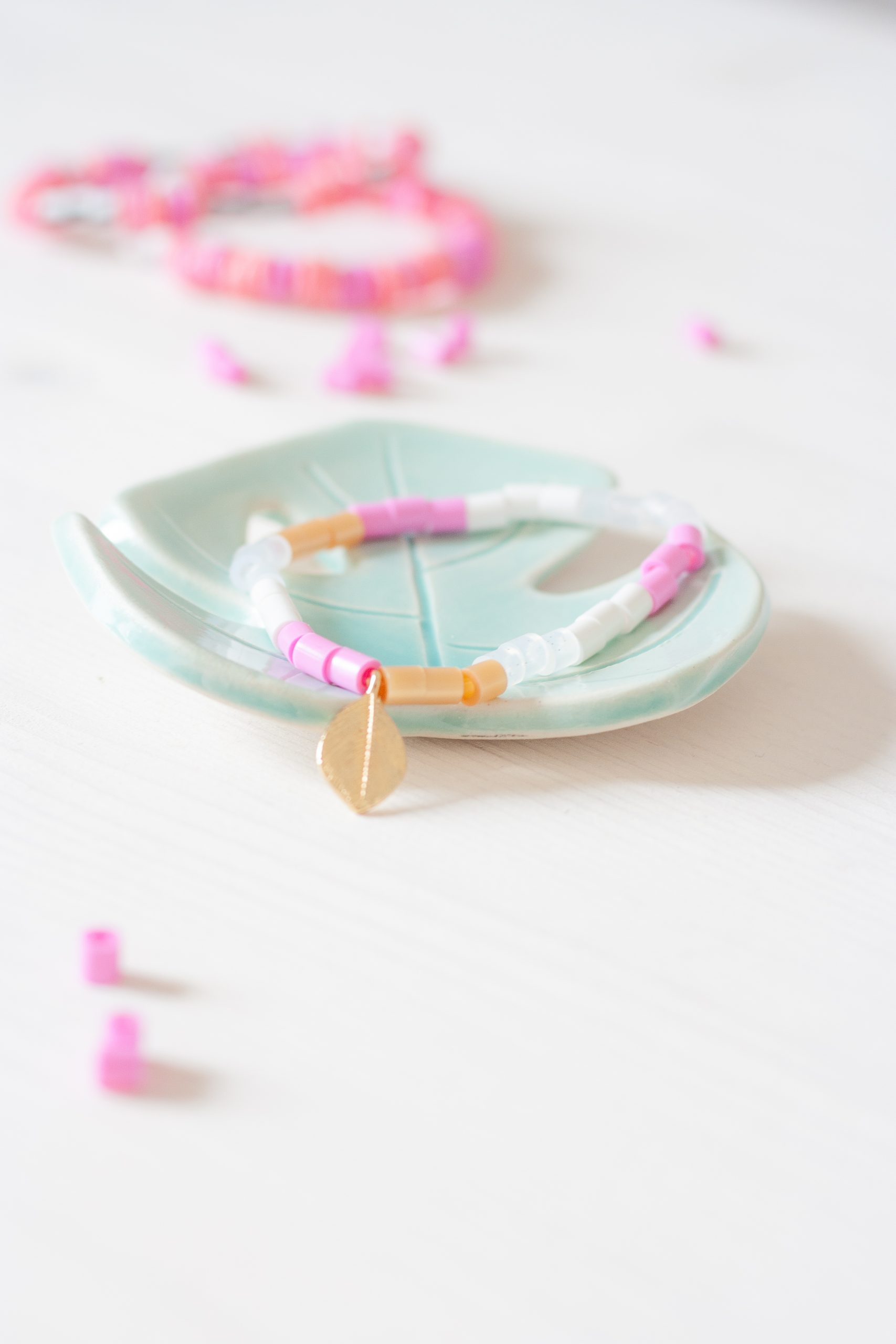 Stilvolles Armband aus Bügelperlen.