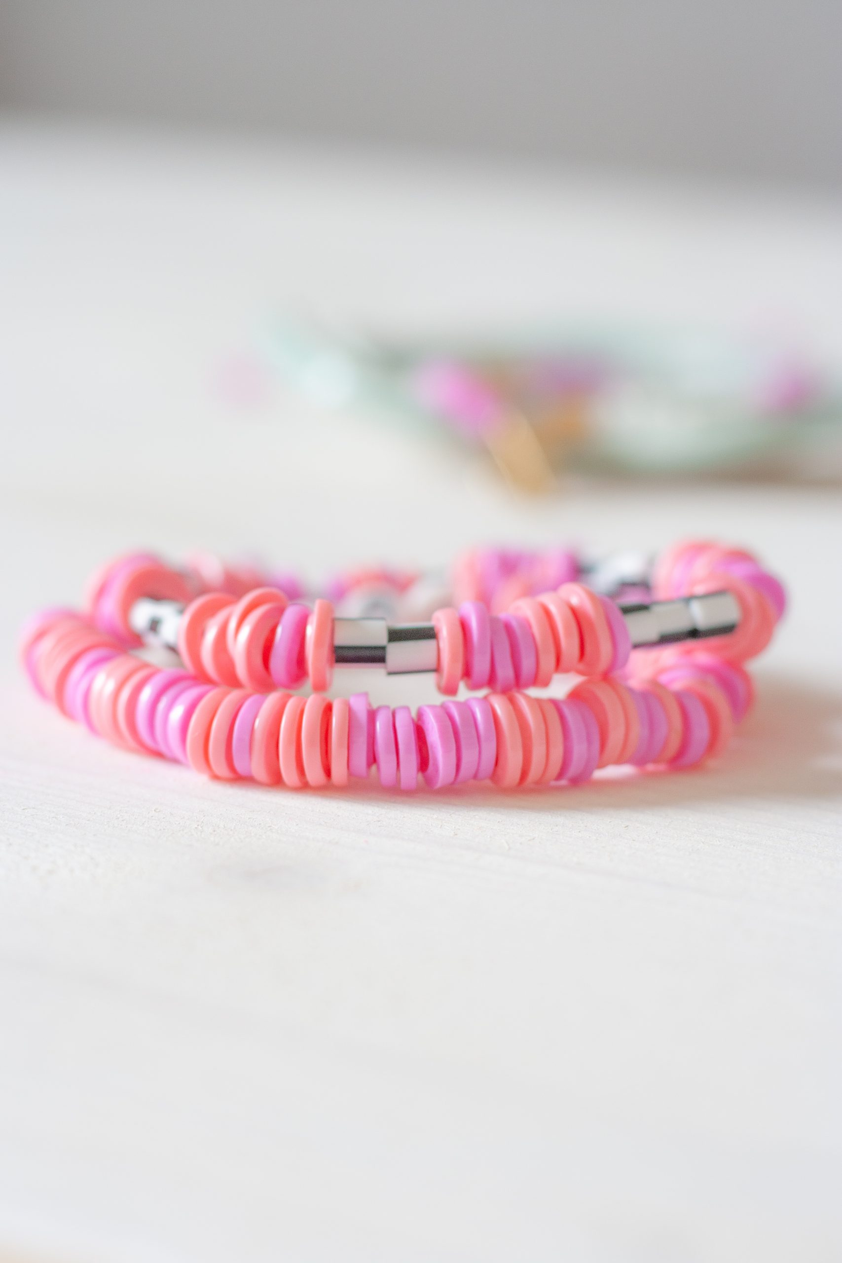 Armband aus geschmolzenen Bügelperlen.