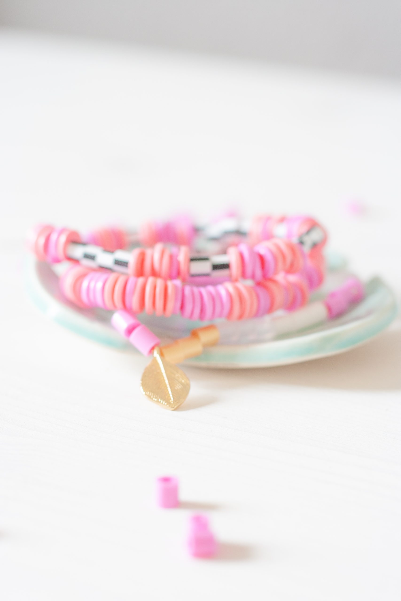 Armband aus geschmolzenen Bügelperlen.