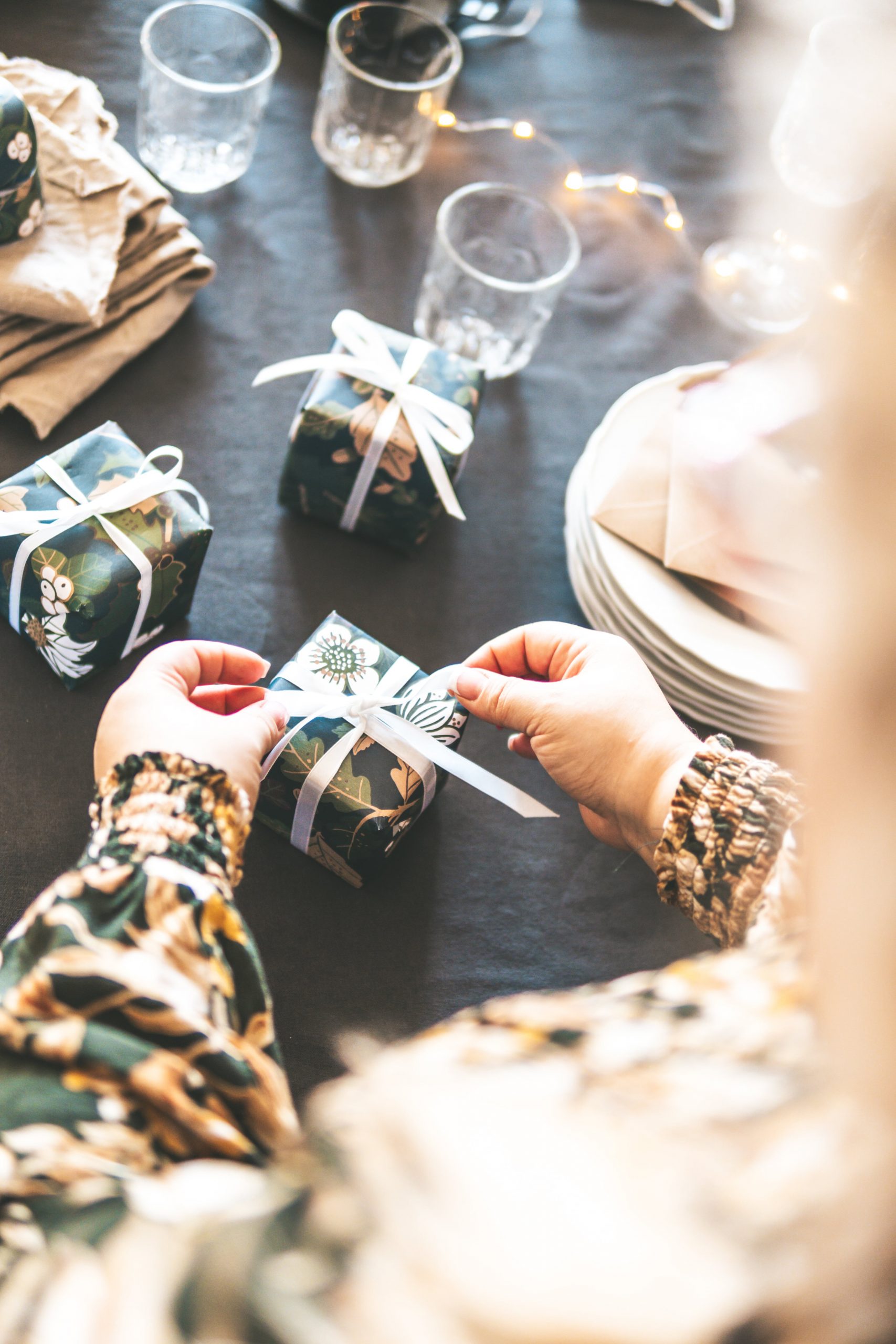 Diese Weihnachtsdeko für den Tisch ist schnell und einfach selbst gemacht und zaubert mit den Weihnachtstrend 2023 im Nu eine stimmungsvolle Festtafel. 5 Ideen & Tipps zum Nachmachen.