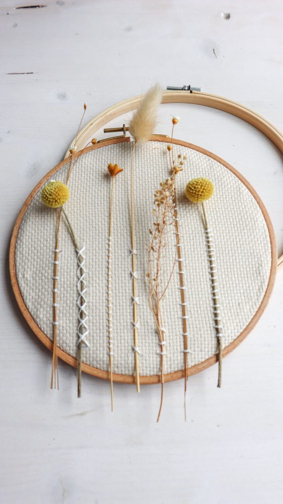 Sticken mit Trockenblumen - Stickrahmen Deko zum Selbermachen | Kati Make It!