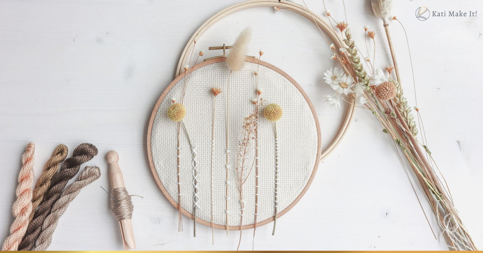 Sticken mit Trockenblumen. Ideal für Stick-Anfänger geeignet. Schöne Stickrahmen-Deko mit getrockneten Blumen aus dem Spätsommer und Herbst.