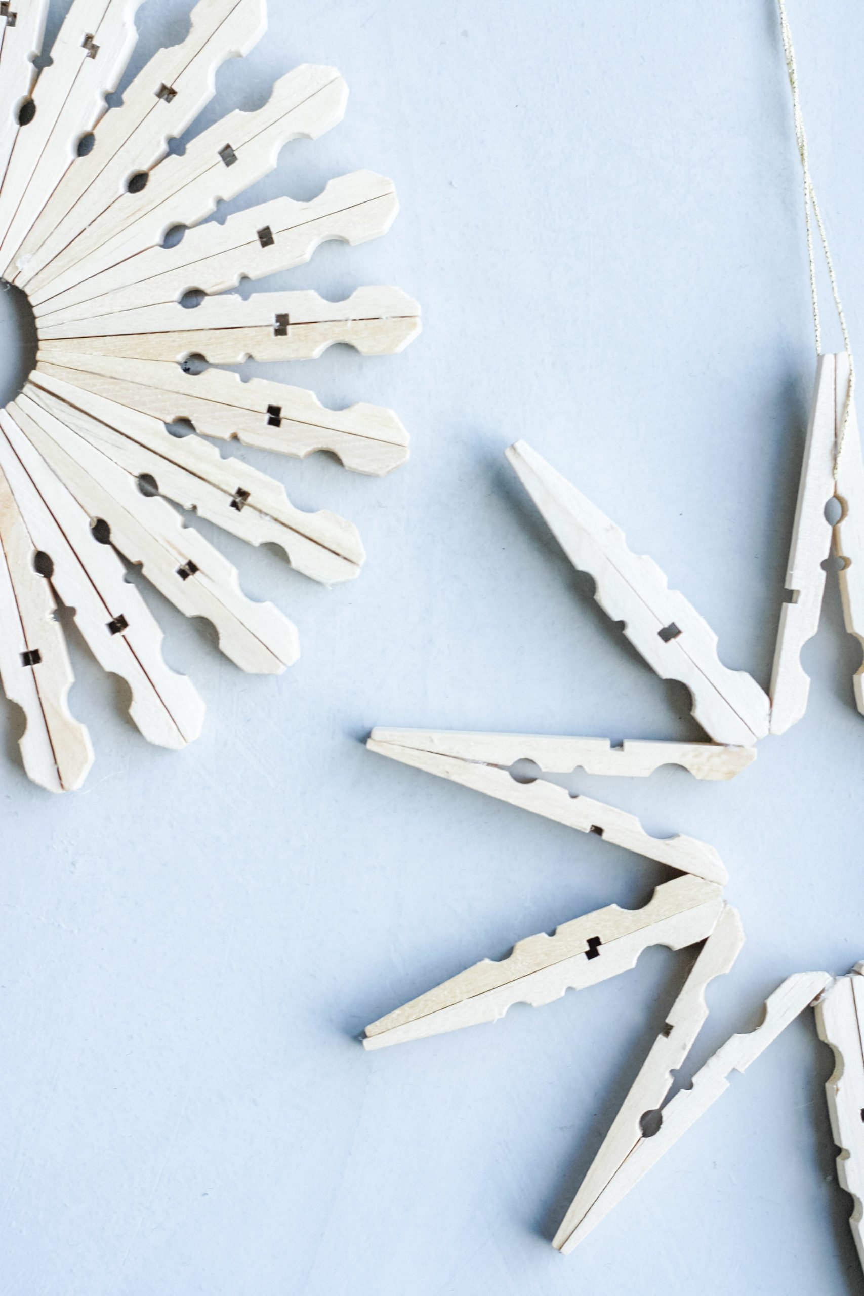 DIY Weihnachtssterne aus Holz-Wäscheklammern | Kati Make It!