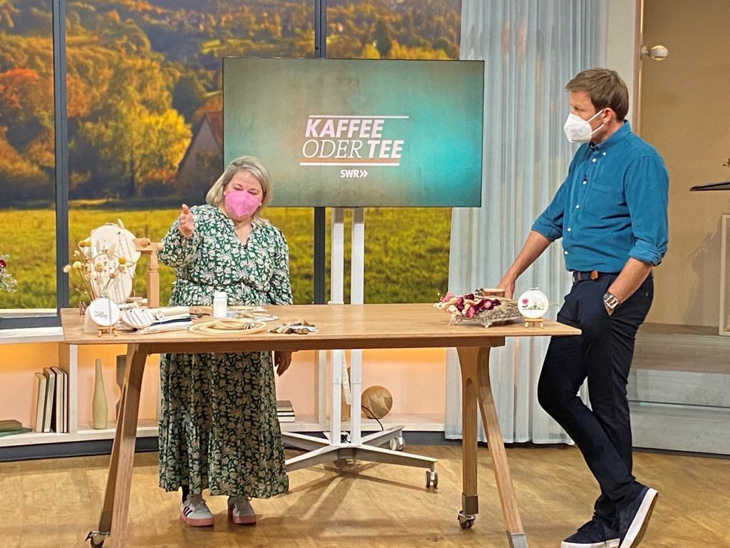 Sticken mit Trockenblumen - Stickrahmen Deko zum Selbermachen | Kati Make It!