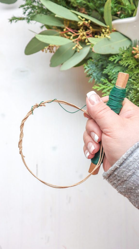 Weihnachtliche Deko-Idee: Mini-Kranz binden aus Tannenzweigen | Kati Make It!