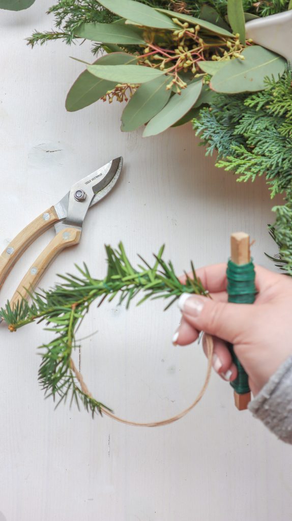 Weihnachtliche Deko-Idee: Mini-Kranz binden aus Tannenzweigen | Kati Make It!