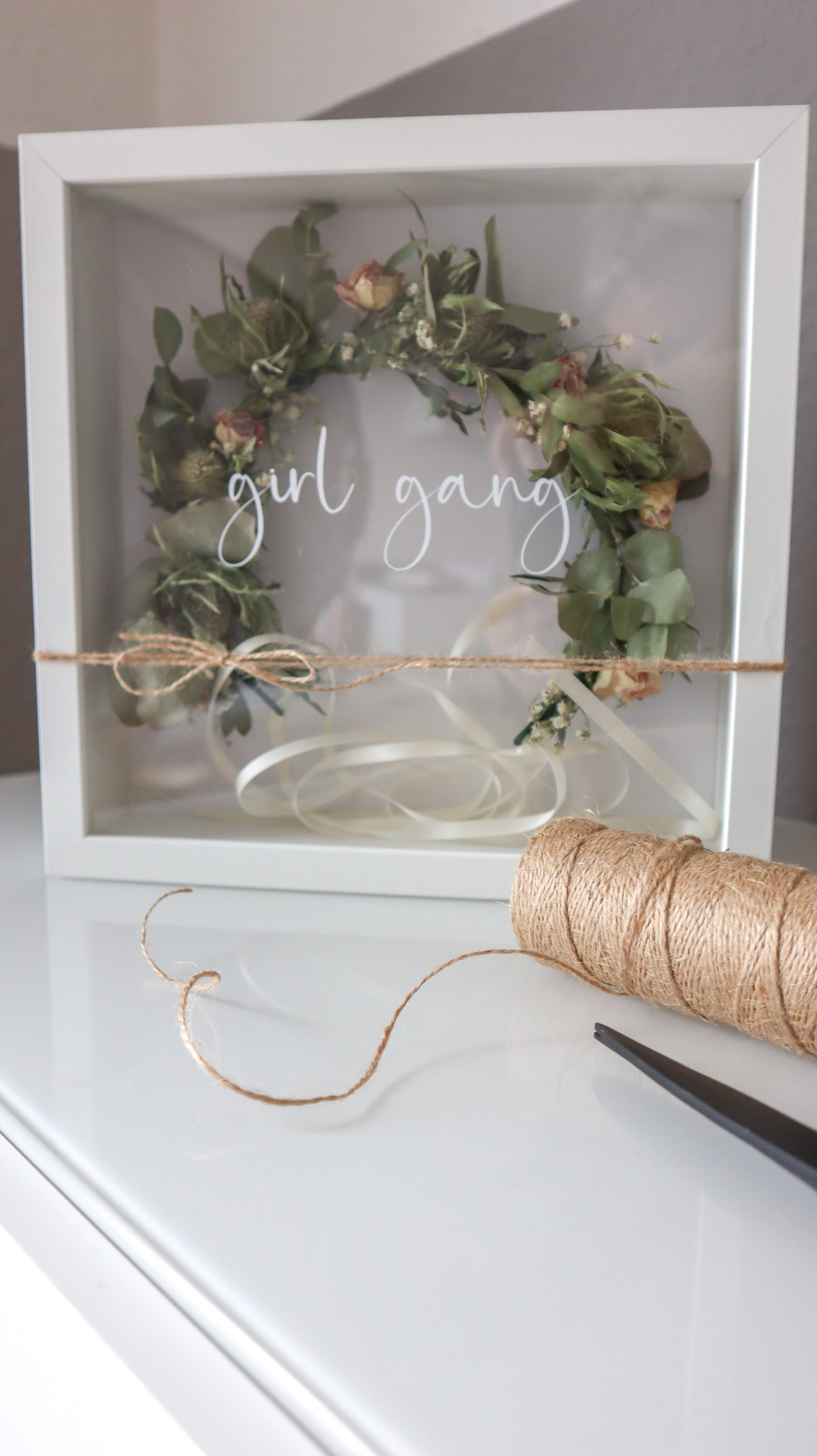 So einfach ist Blumenkranz binden: Als Haarschmuck oder Deko für JGA, Hochzeit, Festivals & Midsommar, mit dieser Anleitung ist Blumenkränze selber machen ganz leicht!