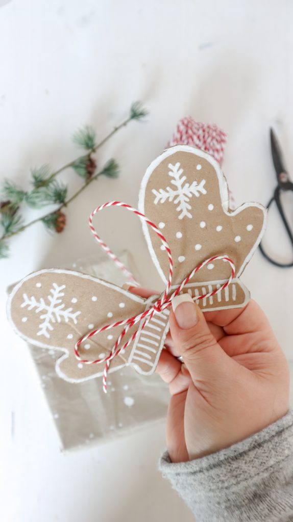 Weihnachtliche Anhänger aus Pappe