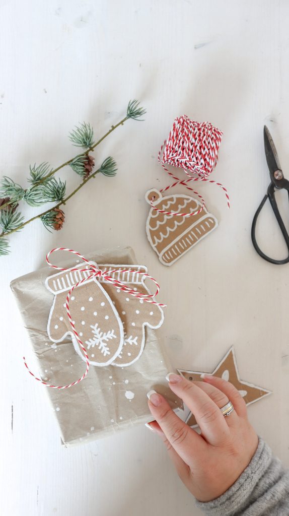 Weihnachtliche Anhänger aus Pappe