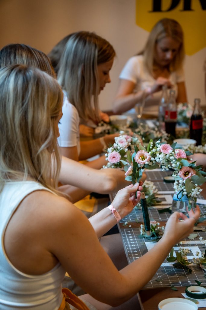 Blumen trocknen, aber richtig! Tipps & DIY Idee zum Blumenkranz / Brautstrauß trocknen | Kati Make It!