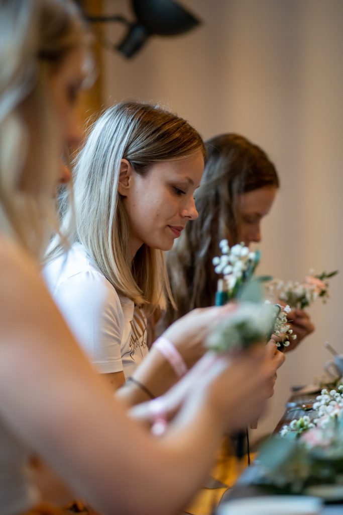 Blumen trocknen, aber richtig! Tipps & DIY Idee zum Blumenkranz / Brautstrauß trocknen | Kati Make It!