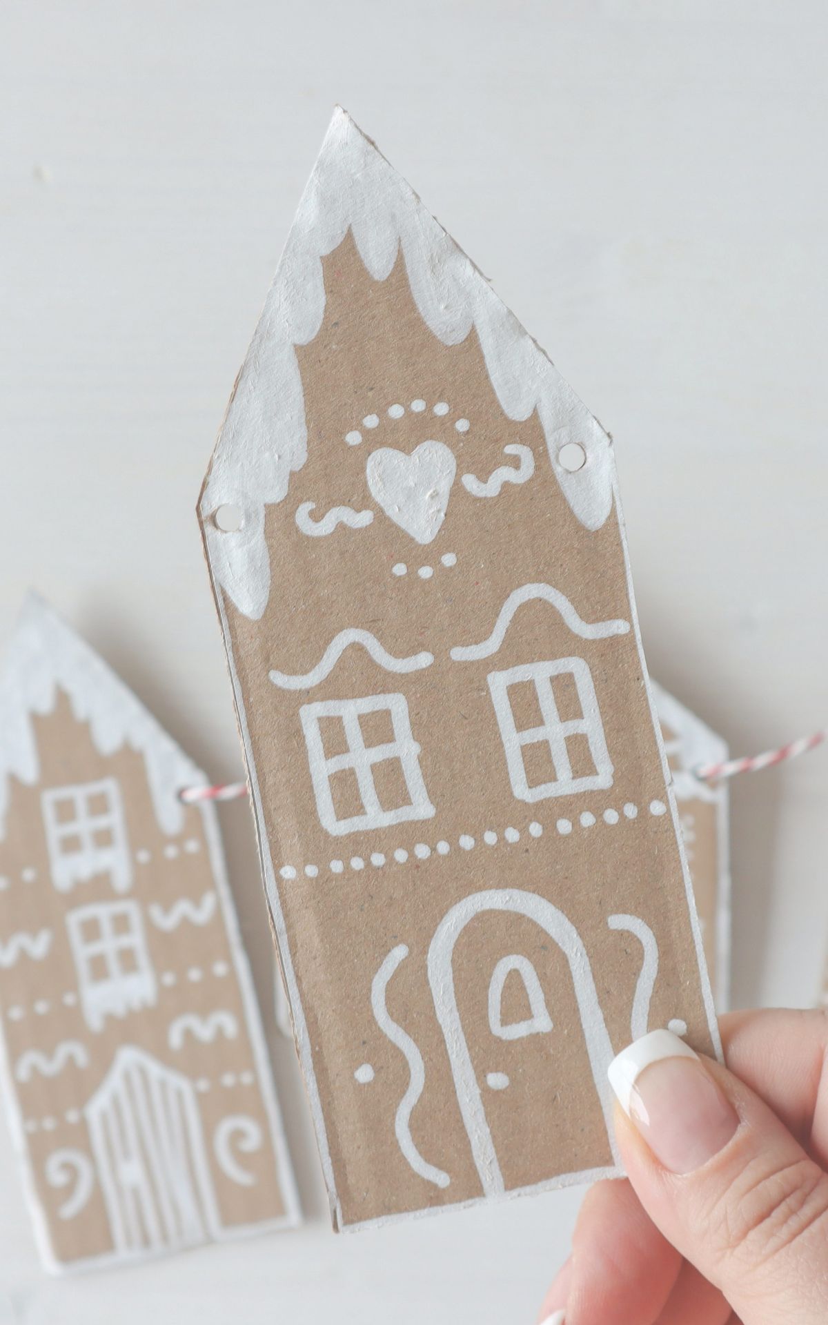Ultrasüße Weihnachts-Deko: Lebkuchenhaus basteln als Girlande und Geschenkanhänger. Ganz einfach aus Karton. DIY Lebkuchenhaus Deko inkl. Vorlagen zum Download.