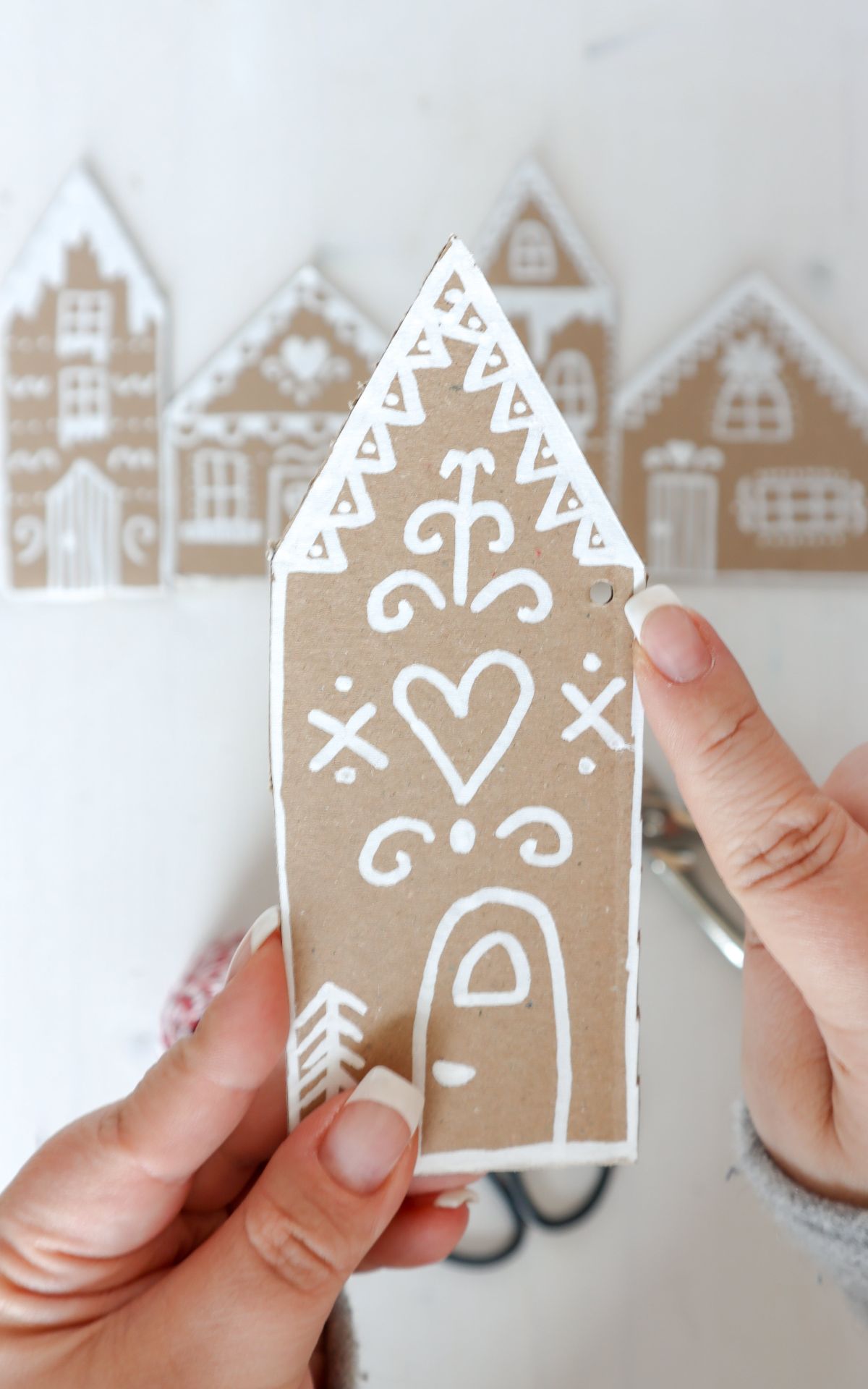 Ultrasüße Weihnachts-Deko: Lebkuchenhaus basteln als Girlande und Geschenkanhänger. Ganz einfach aus Karton. DIY Lebkuchenhaus Deko inkl. Vorlagen zum Download.