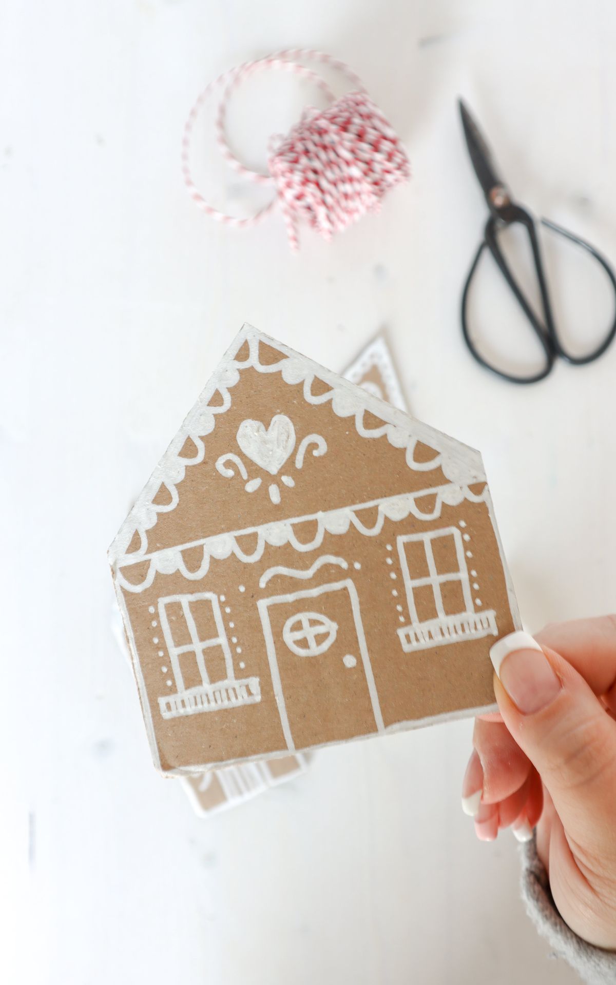Ultrasüße Weihnachts-Deko: Lebkuchenhaus basteln als Girlande und Geschenkanhänger. Ganz einfach aus Karton. DIY Lebkuchenhaus Deko inkl. Vorlagen zum Download.