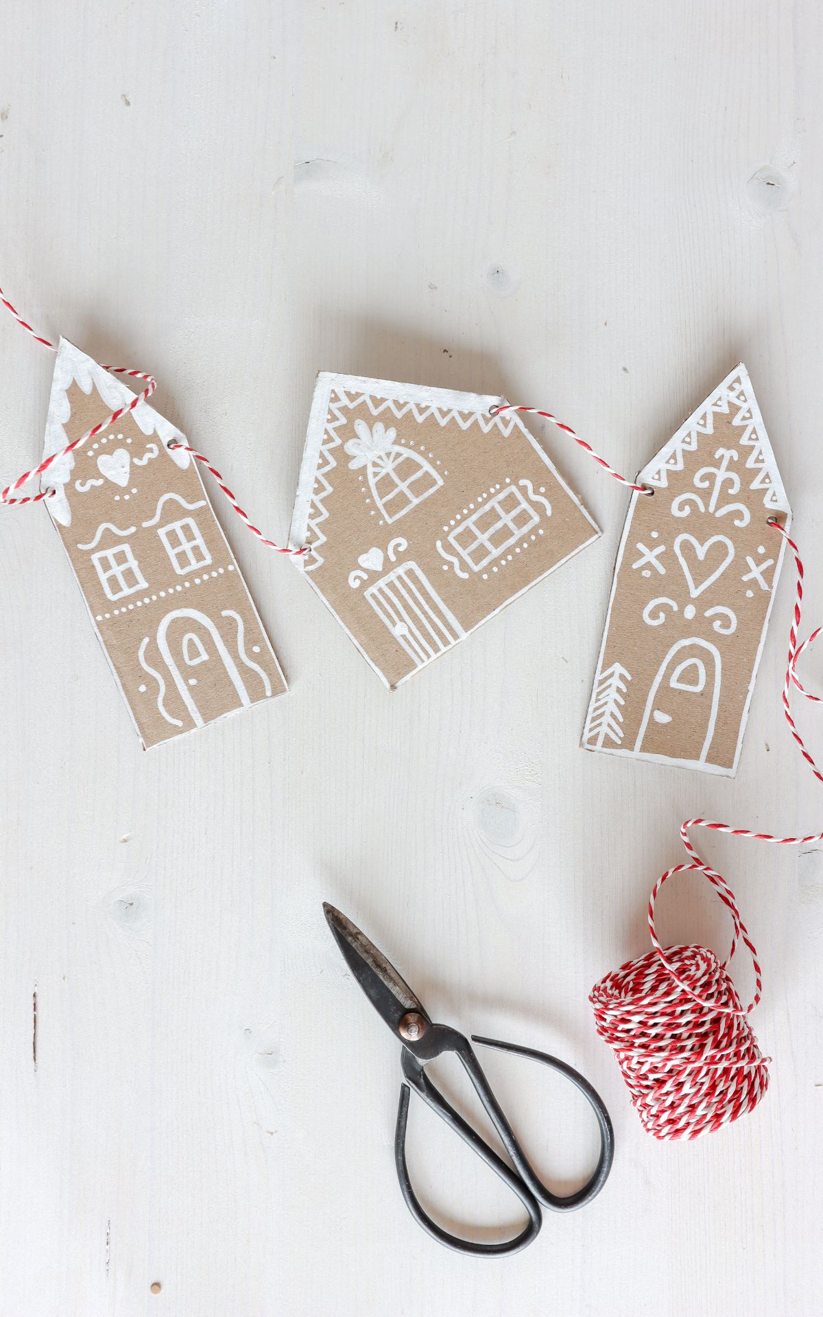 Ultrasüße Weihnachts-Deko: Lebkuchenhaus basteln als Girlande und Geschenkanhänger. Ganz einfach aus Karton. DIY Lebkuchenhaus Deko inkl. Vorlagen zum Download.
