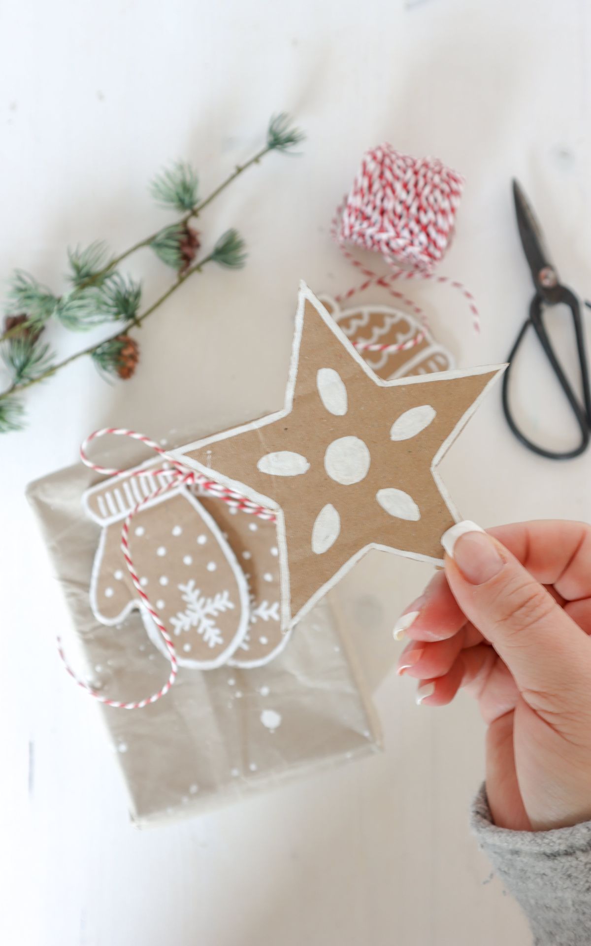 Ultrasüße Weihnachts-Deko: Lebkuchenhaus basteln als Girlande und Geschenkanhänger. Ganz einfach aus Karton. DIY Lebkuchenhaus Deko inkl. Vorlagen zum Download.