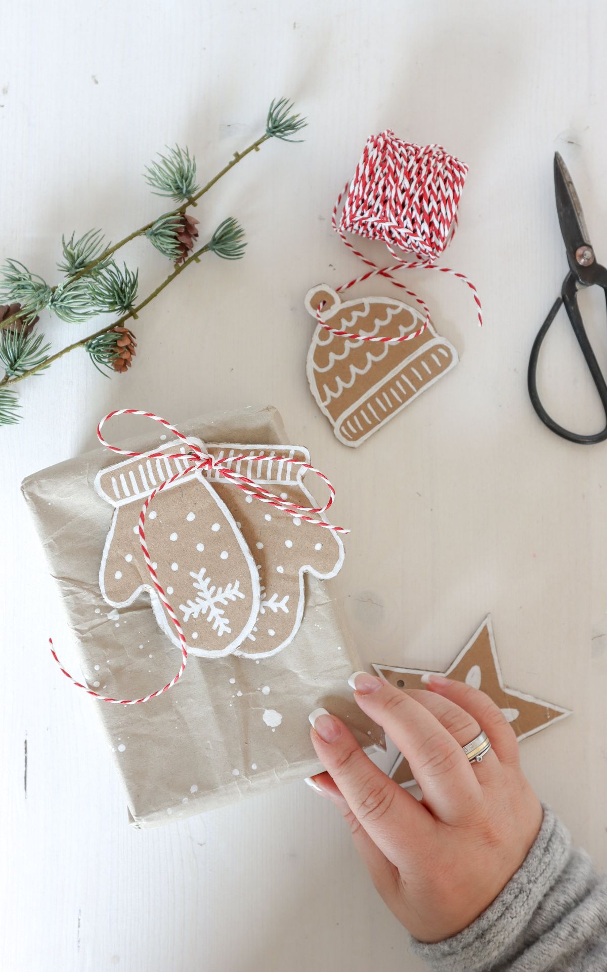 Ultrasüße Weihnachts-Deko: Lebkuchenhaus basteln als Girlande und Geschenkanhänger. Ganz einfach aus Karton. DIY Lebkuchenhaus Deko inkl. Vorlagen zum Download.