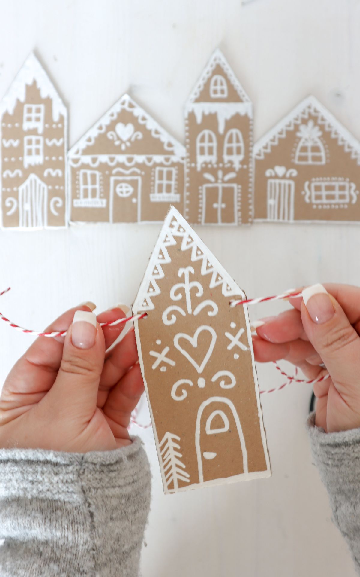 Ultrasüße Weihnachts-Deko: Lebkuchenhaus basteln als Girlande und Geschenkanhänger. Ganz einfach aus Karton. DIY Lebkuchenhaus Deko inkl. Vorlagen zum Download.