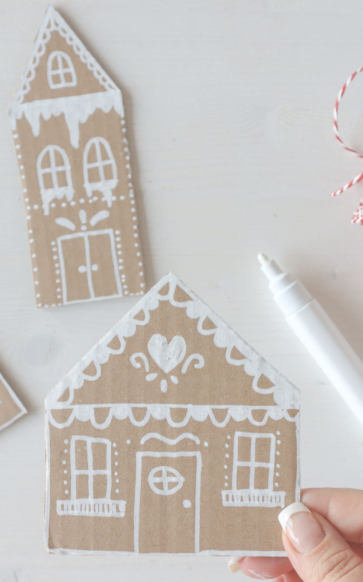Ultrasüße Weihnachts-Deko: Lebkuchenhaus basteln als Girlande und Geschenkanhänger. Ganz einfach aus Karton. DIY Lebkuchenhaus Deko inkl. Vorlagen zum Download.