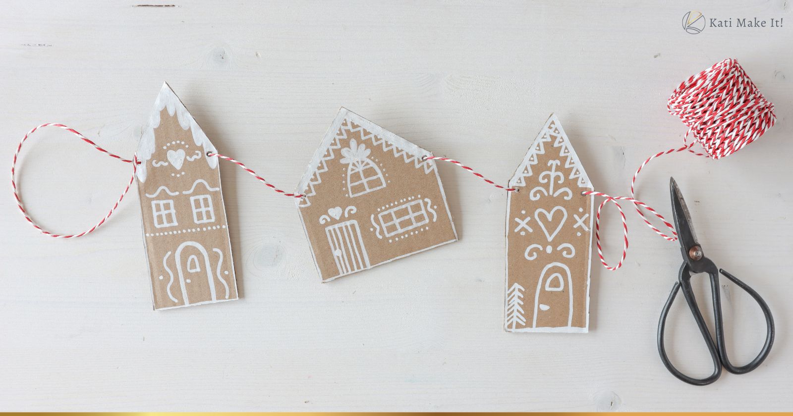 Ultrasüße Weihnachts-Deko: Lebkuchenhaus basteln als Girlande und Geschenkanhänger. Ganz einfach aus Karton. DIY Lebkuchenhaus Deko inkl. Vorlagen zum Download.