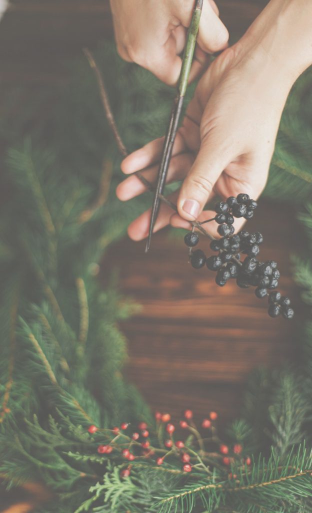 Weihnachtliche Deko-Idee: Mini-Kranz binden aus Tannenzweigen | Kati Make It!