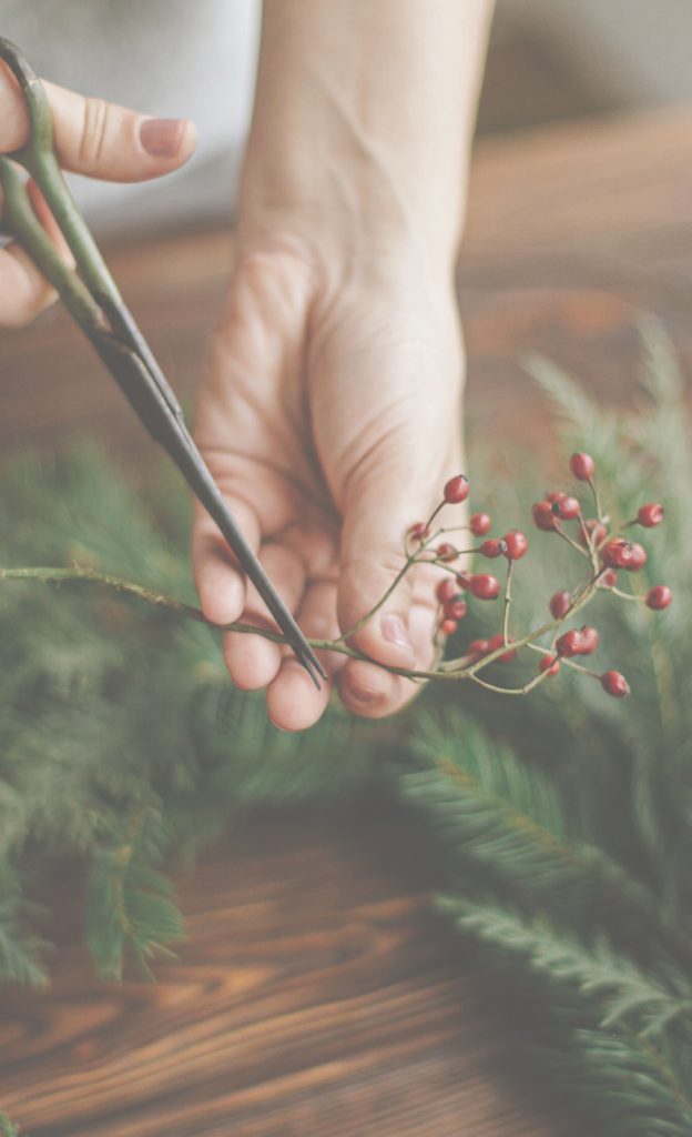 Weihnachtliche Deko-Idee: Mini-Kranz binden aus Tannenzweigen | Kati Make It!