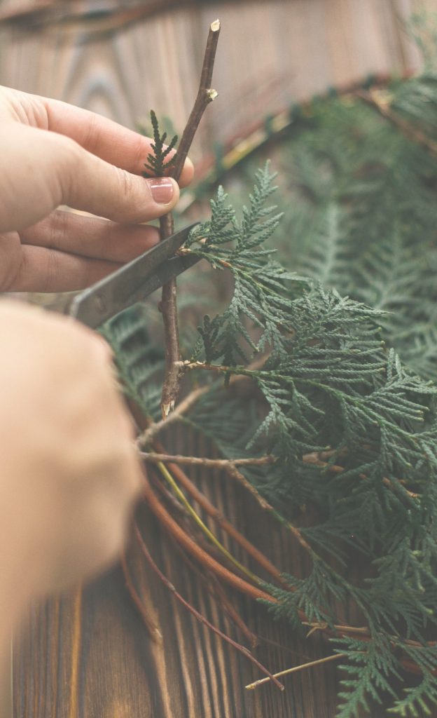 Weihnachtliche Deko-Idee: Mini-Kranz binden aus Tannenzweigen | Kati Make It!