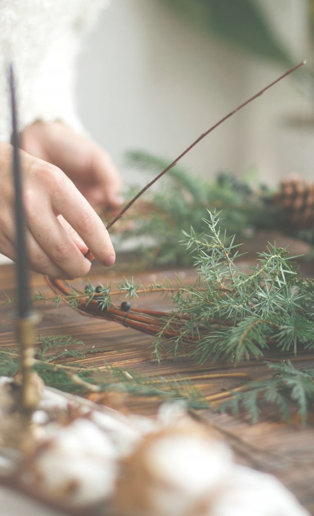 Weihnachtliche Deko-Idee: Mini-Kranz binden aus Tannenzweigen | Kati Make It!