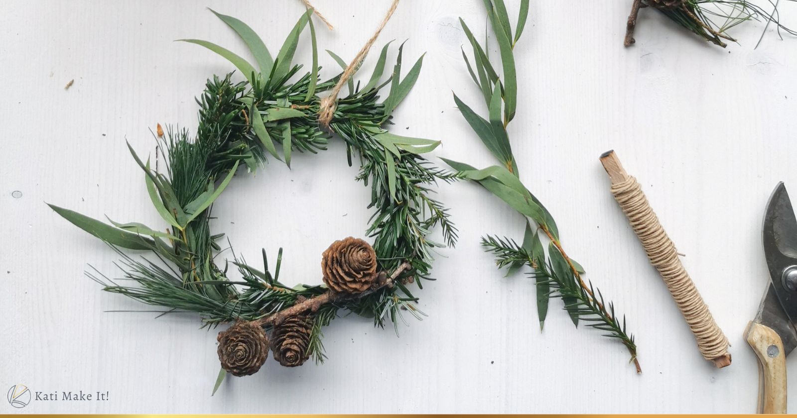 DIY: Mini Weinachtskranz binden aus Resten von Tannenzweigen: Eine schöne Deko- und Geschenkidee für Weihnachten.