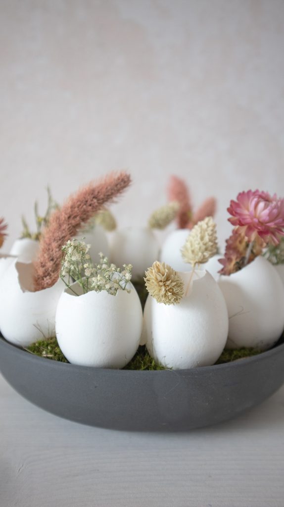 DIY Osterkranz aus Eierschalen mit Trockenblumen