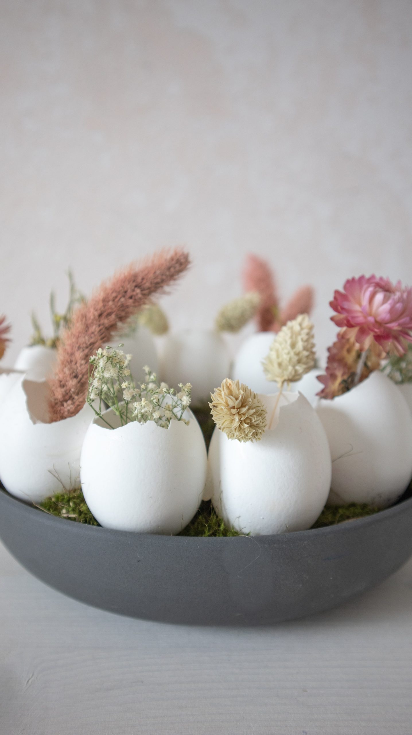 Last Minute Osterdeko basteln: DIY Eierkranz aus Eierschalen & Trockenblumen für deine Tischdeko einfach selber machen mit Naturmaterialien.