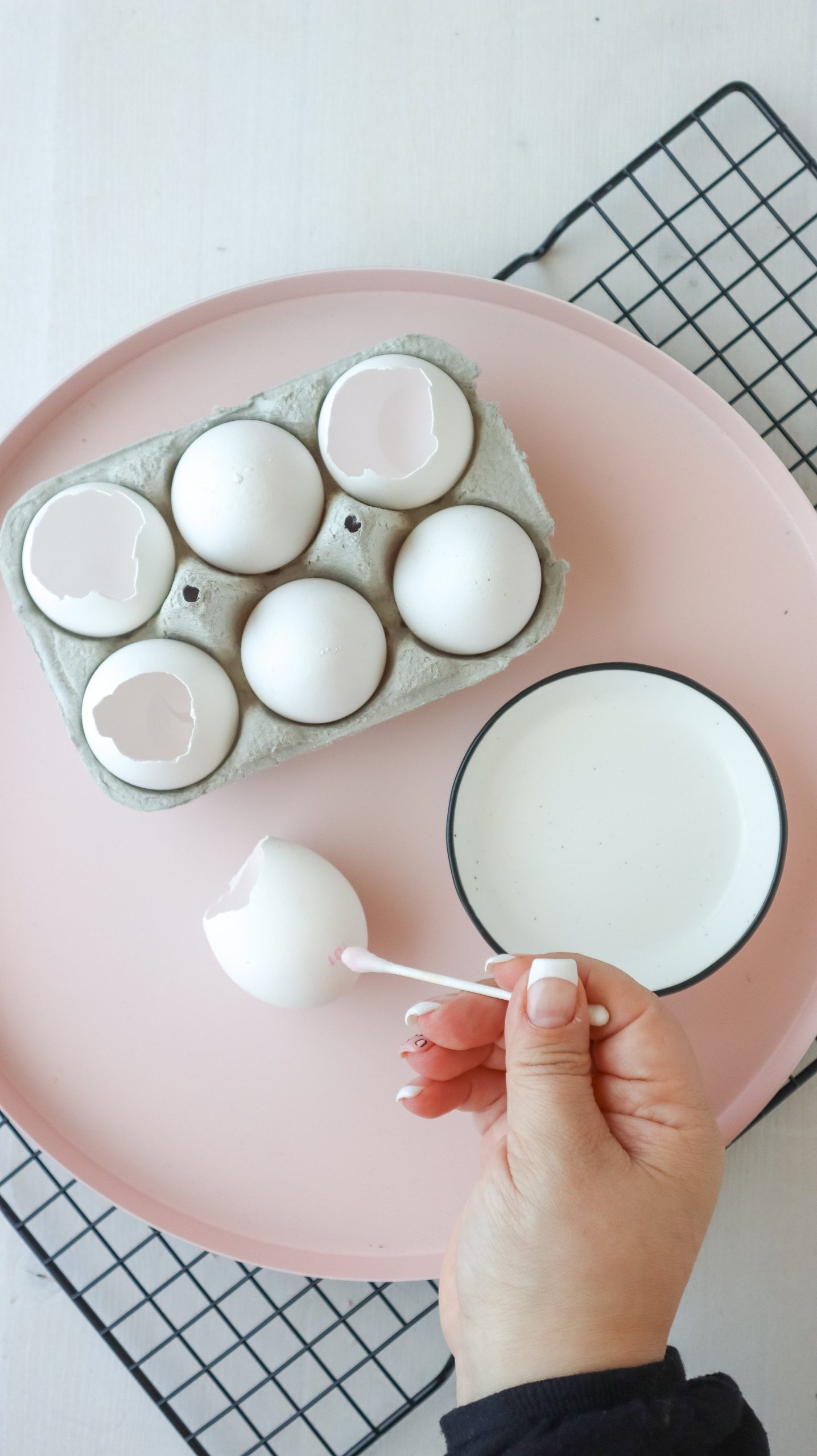 Last Minute Osterdeko basteln: DIY Eierkranz aus Eierschalen & Trockenblumen für deine Tischdeko einfach selber machen mit Naturmaterialien.
