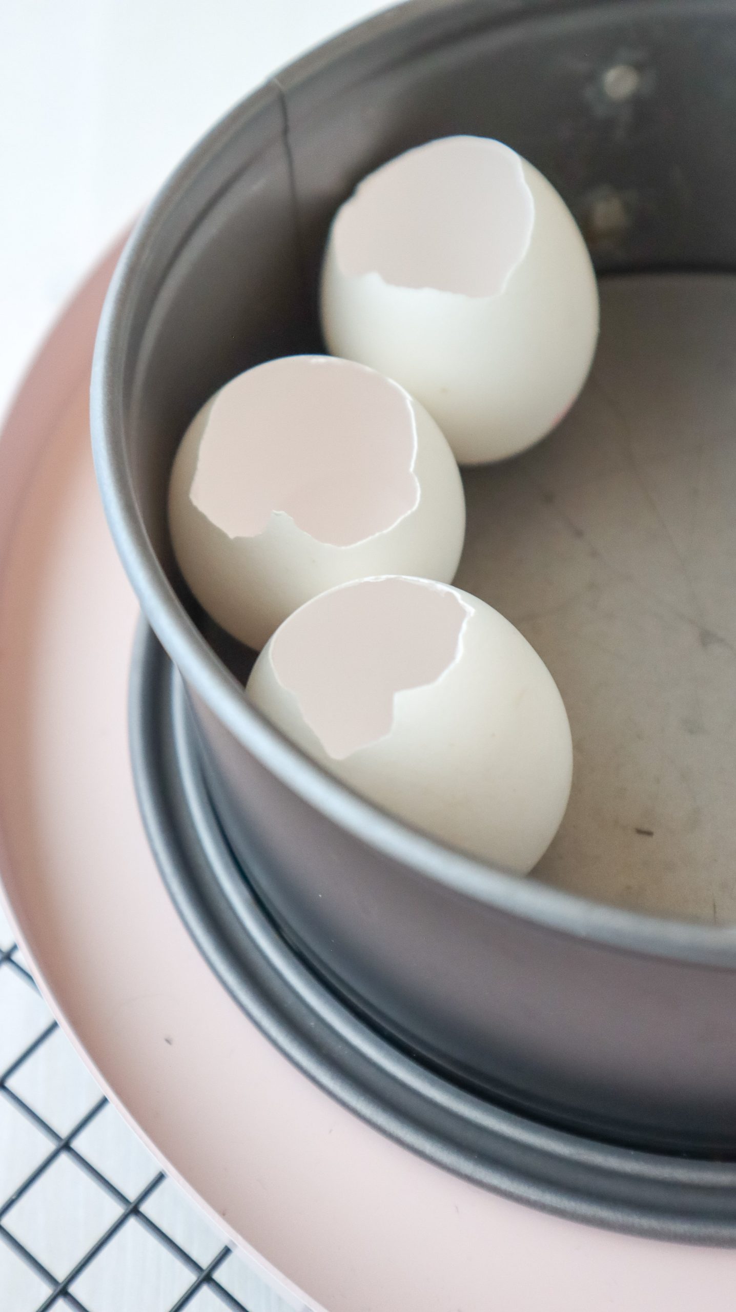 Last Minute Osterdeko basteln: DIY Eierkranz aus Eierschalen & Trockenblumen für deine Tischdeko einfach selber machen mit Naturmaterialien.