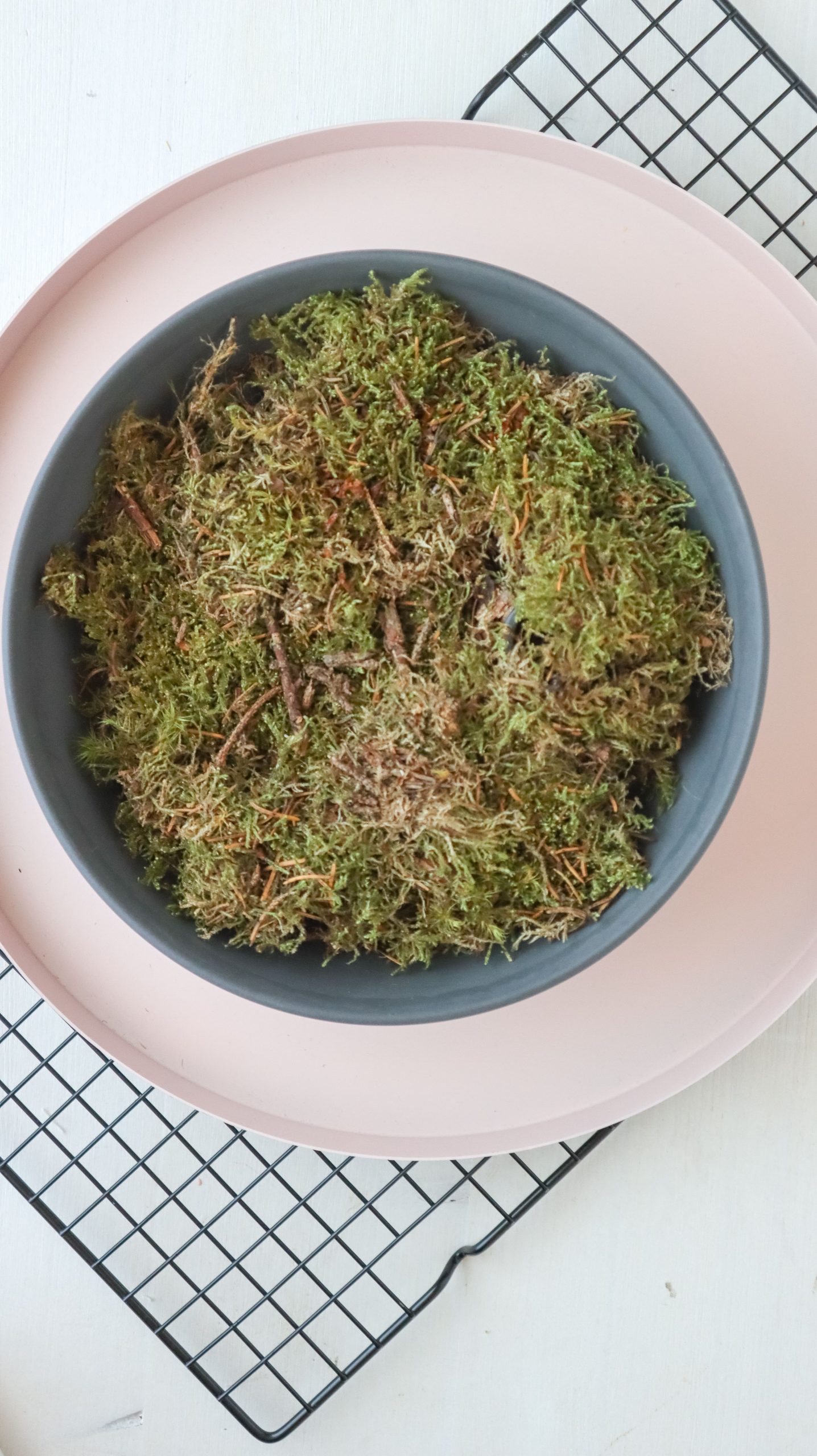 Last Minute Osterdeko basteln: DIY Eierkranz aus Eierschalen & Trockenblumen für deine Tischdeko einfach selber machen mit Naturmaterialien.